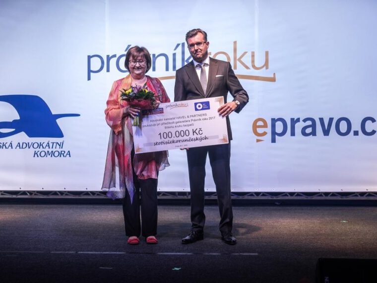 Advokátní kancelář HAVEL & PARTNERS předala Bílému kruhu bezpečí charitativní šek v hodnotě 100 000 korun