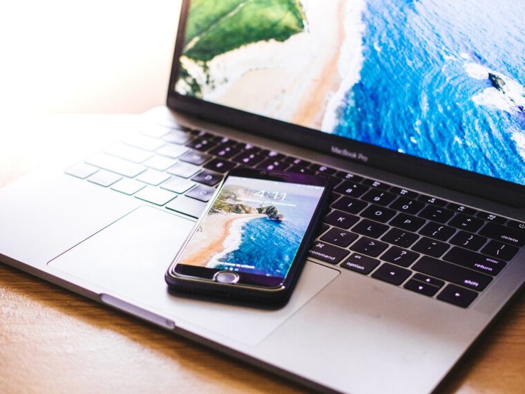 Právní poradna: Co když zaměstnanci chtějí pracovat z ciziny? Přečtěte si, na co dát pozor