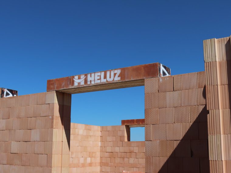 Právní poradenství pro rodinnou firmu HELUZ při koupi výrobce izolačních skel