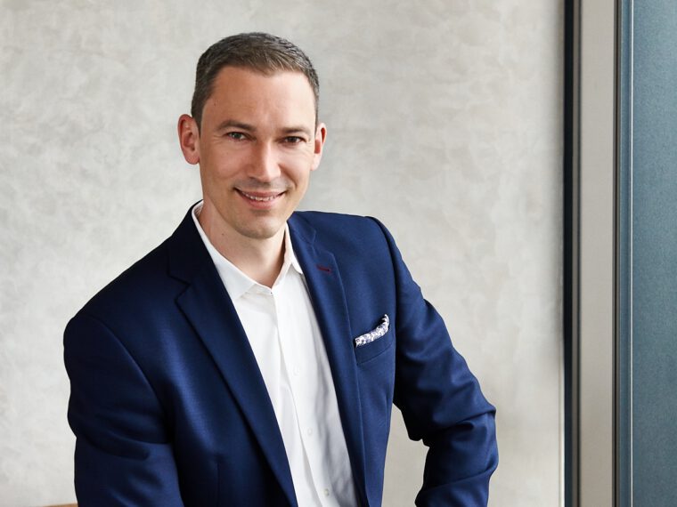 S bankou na úřad i do práce