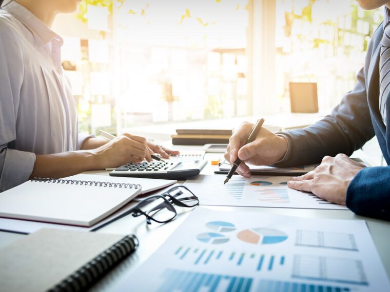 Termín pro oznámení příjmů plynoucích do zahraniční se blíží – víte, jak vyplnit formulář a co vše do oznámení zahrnout?